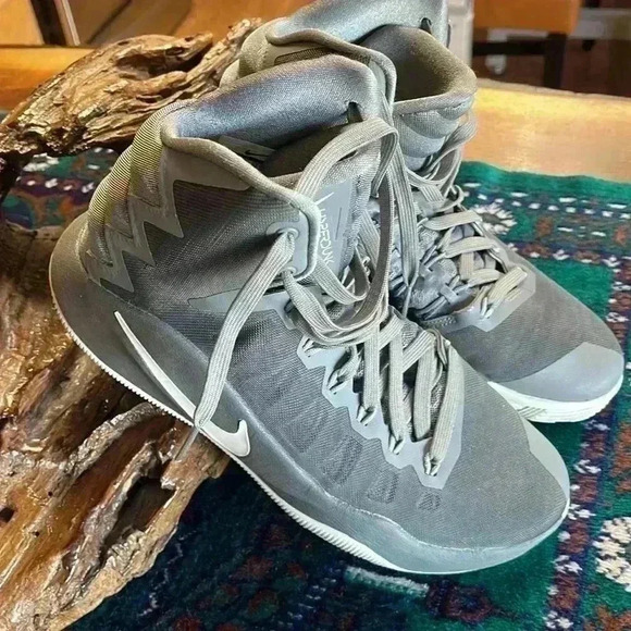 Nike men’s 7.5 high top tennis shoes. Perfect condition.. Hyper dunk. - Picture 6 of 13